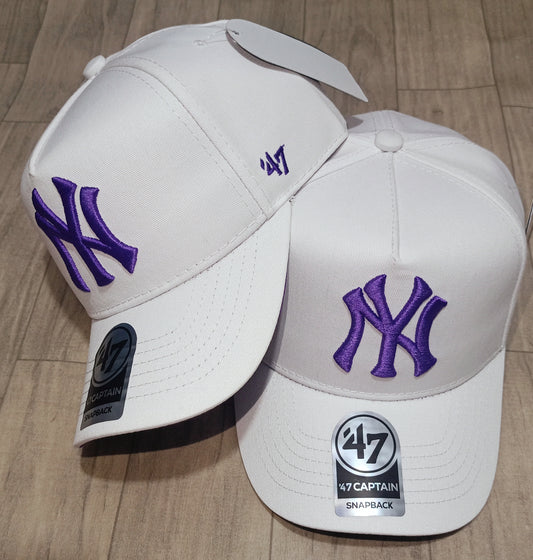 Gorra 1.1 NY Blanca Logo Morado